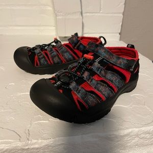 Keen big kids newport h2 black/redish orange.